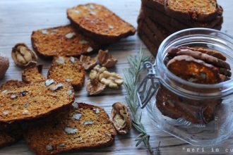 cracker integrali con semini noci e uvette