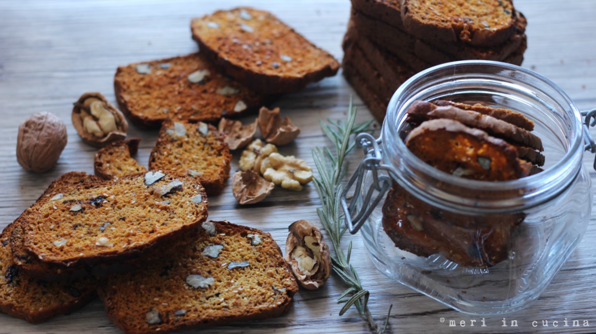 cracker integrali con semini noci e uvette