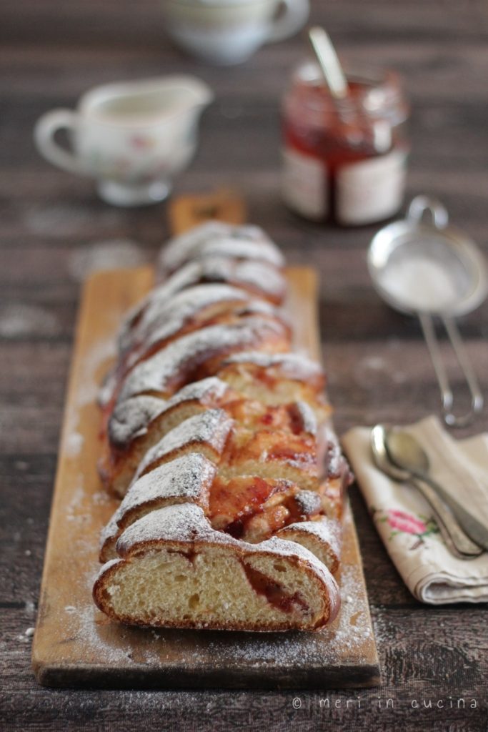 treccia con confettura di fragole