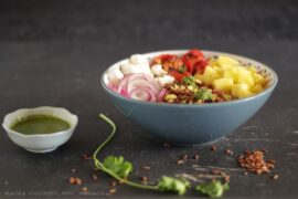 bowl di riso rosso e salsa al coriandolo