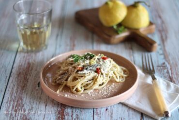 spaghetti con alici e pecorino